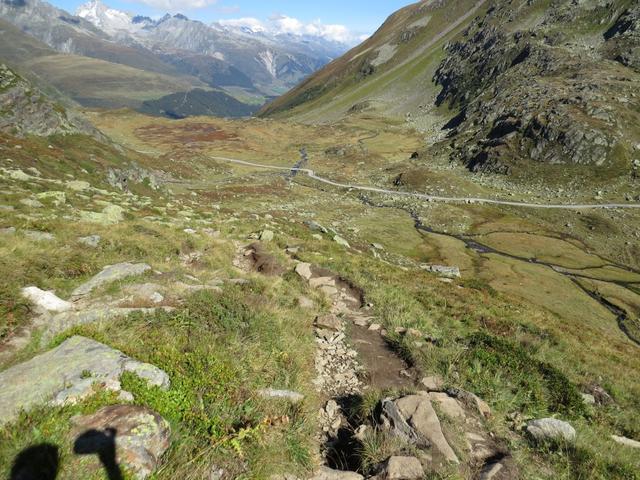 über wildes Gelände steigen wir steil ab. Der alte Wanderweg ist zum Teil noch ersichtlich