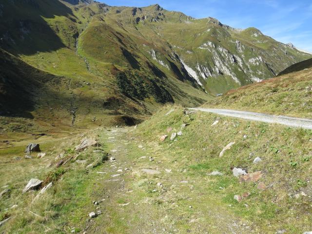 kurz vor Punkt 2079 m.ü.M. zweigen wir links auf einen Wanderweg ab