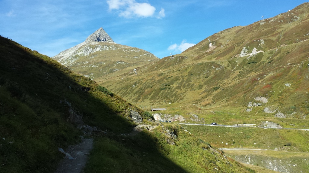 auf dem gleichen Höhenweg wandern wir an der Ostflanke des Pazzolastocks zu unserem Auto zurück