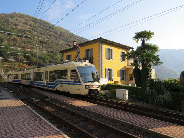 beim Bahnhof in Intragna steigen wir in die Centovallibahn