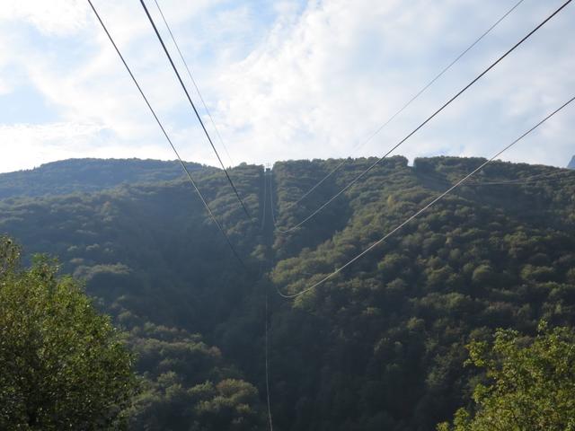 die Bergfahrt mit der Luftseilbahn ist ein Erlebnis, das nur Schwindelfreie so richtig geniessen können