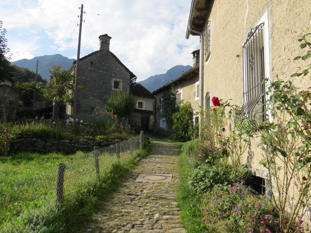 wir schlendern durch Rasa und suchen eine Einkehrmöglichkeit. Rasa besitzt als einziges Tessiner Dorf keine Zufahrtsstrasse