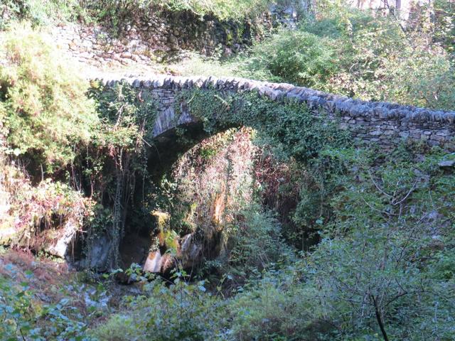 über eine alte Steinbogenbrücke...