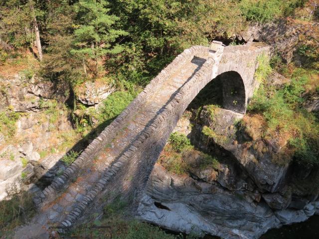 Blick hinunter zum "Ponte Romano" 309 m.ü.M. 1578 erbaut. Höhe 26m. Länge 36m.