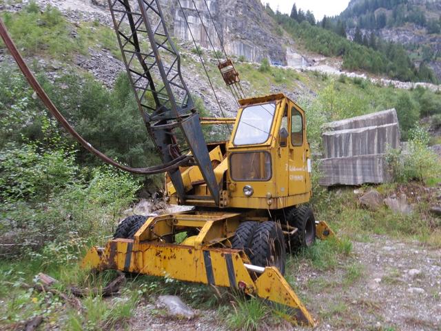 links von uns neben verrosteten Baumaschinen ist der Marmorbruch ersichtlich, wo der berühmte Marmor von Peccia abgebaut wird