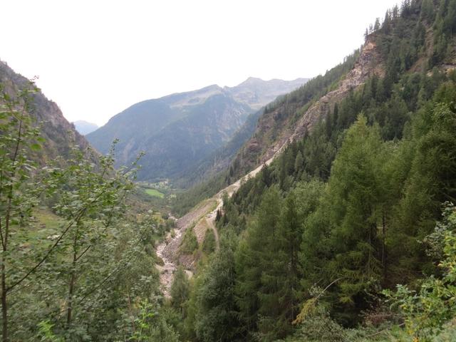 Blick ins Valle di Peccia. Rechts gut ersichtlich der Marmorbruch
