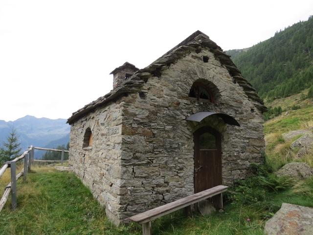 ...zur kleinen Kapelle von Sassello 1581 m.ü.M. führt