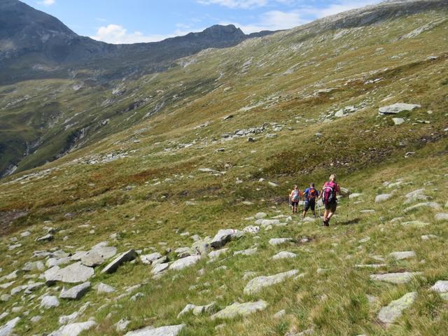 links von uns der felsige Tanèda, rechts von uns der blaue Lago della Froda