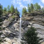 ...am schönen Wasserfall des Ri della Cròsa vorbei