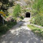 ...einen Tunnel. Die Alpstrasse führt durch diesen Tunnel ins obere Valle die Peccia