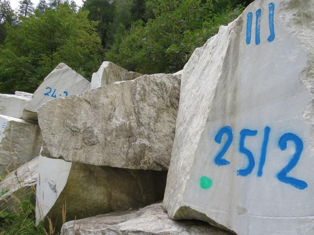 ..und stehen wieder vor dem Marmorbruch. Der Stein ist fast so hell wie die Milch, die weiter hinten zu Alpkäse verarbeitet wir