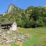 wie viele Alpsiedlungen im Tessin, werden auch hier nur noch einzelne Häuser unterhalten, andere verfallen still vor sich her