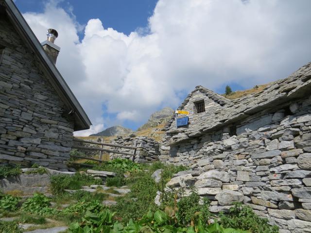 Ribia, dies ist ein umfunktioniertes kleines Alpgebäude ganz aus Stein...