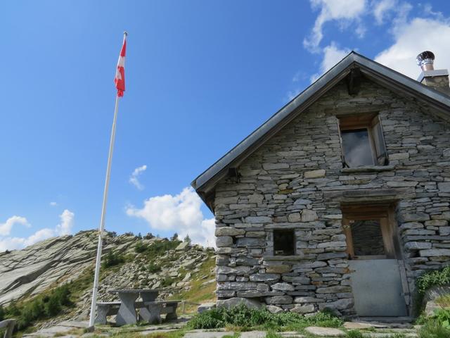 ...ein Bau das sich harmonisch in die eindrucksvolle Landschaft unterhalb der zerklüfteten Wand des Rosso di Ribia einfüght