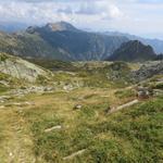 nach dem Passübergang führen die Markierungen zur Alpe di Categn ganz hinten im Valle di Fümegn