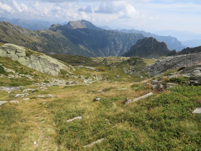 nach dem Passübergang führen die Markierungen zur Alpe di Categn ganz hinten im Valle di Fümegn