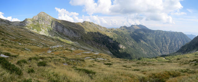 schönes Breitbildfoto mit Blick zur Valle di Fümegn