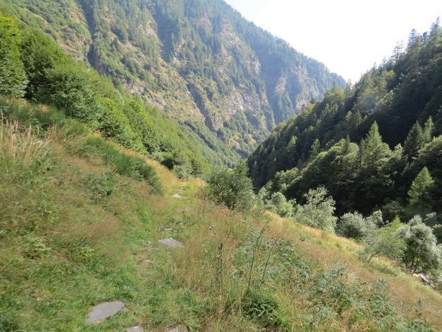vorbei an Fümegn 1338 m.ü.M. verlieren wir in diesem tief eingeschnittenem, wilden, und einsamen Tal...