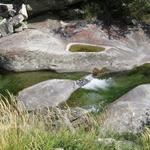 glatt geschliffene Felsen laden zum sitzen ein