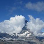 Blick auf das in Wolken verhüllte Matterhorn