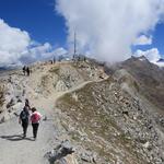 ...leicht absteigend, verlassen wir nach dieser schönen Pause das Gornergrat...