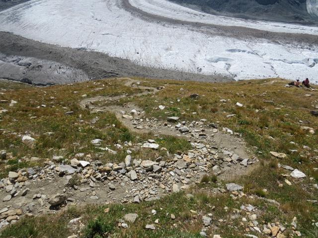 auf einem einfachen Wanderweg verlieren wir weiter an Höhe...