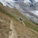 ...und erreichen die Wegkreuzung bei Punkt 2695 m.ü.M. Hier stösst von rechts der Wanderweg von Rotenboden hinzu