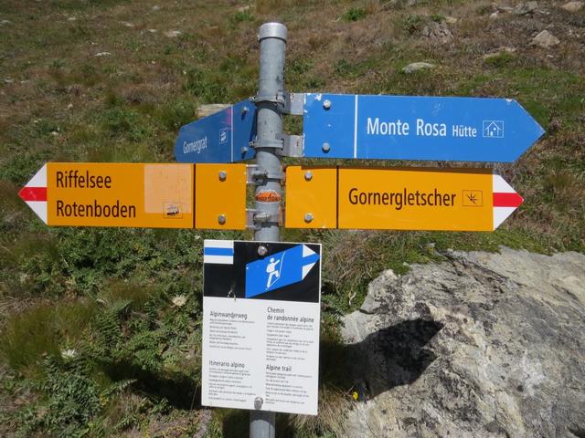 Wegweiser bei der Wegkreuzung Punkt 2695 m.ü.M.