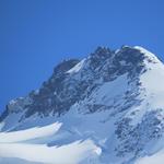 gut ersichtlich die Spuren die Bergsteiger hinterlassen haben, als sie auf die Dufourspitze hinaufgeklettert sind