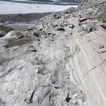 nun über vom Gletscher glatt geschliffenen Felsen, etwas steiler bergab...