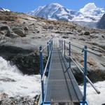 über eine robuste Eisenbrücke überqueren wir den grossen Gletscherbach