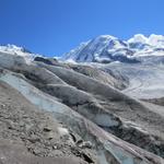 inmitten dieser Eislandschaft befindet sich die Monte Rosa Hütte