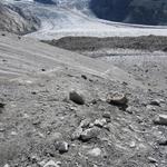 der Weg biegt links ab und zwar in die Richtung wo der Gornergletscher mit dem Grenzgletscher zusammentreffen