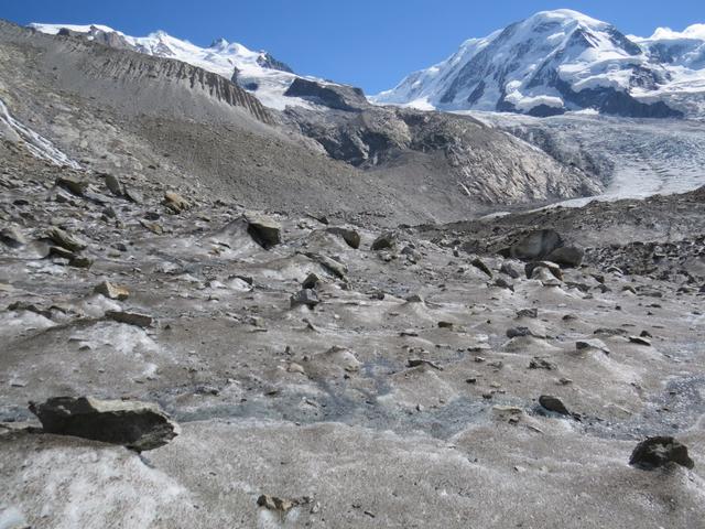 wir ziehen die Steigeisen ab, und weiter geht unsere Wanderung über den Gornergletscher