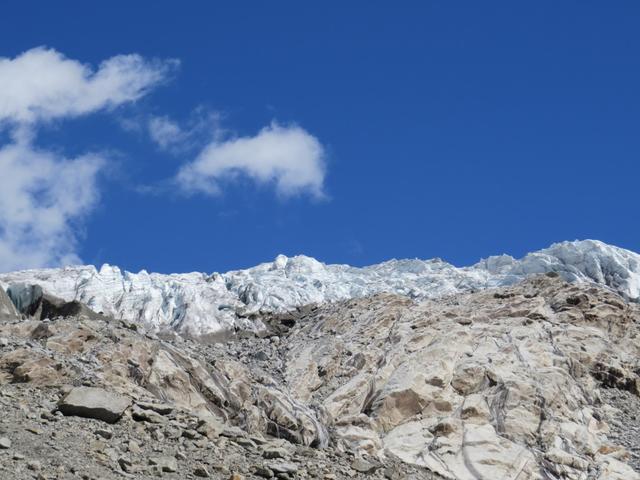 über unsere Köpfe türm sich das Eis des Gornergletscher