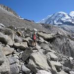 ...ist der Gletscher zum Teil mit riesigen Felsblöcken überdeckt