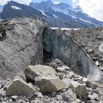 zwischen mit Felsen und Steinen aufgefüllte Gletscherspalten...
