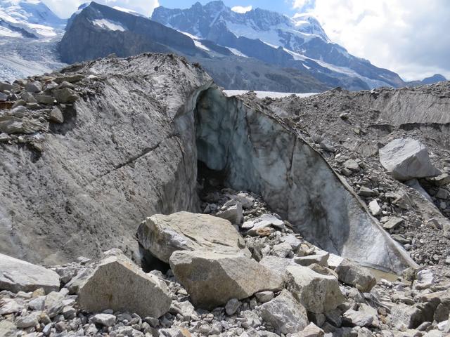 zwischen mit Felsen und Steinen aufgefüllte Gletscherspalten...