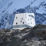 die Monte Rosa Hütte herangezoomt