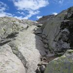 der Hüttenweg führt nun zum teil über Gletschergeschliffene Felsen aufwärts