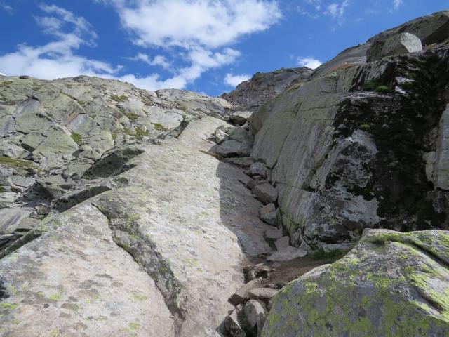 der Hüttenweg führt nun zum teil über Gletschergeschliffene Felsen aufwärts