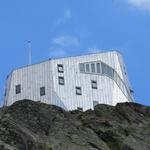 über unsere Köpfe thront die in den Sonnenstrahlen glitzernde Monte Rosa Hütte