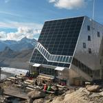 die schillerndste Hütte des SAC. Ein vieleckiges mit Sonnenkollektoren, einer Quarzspitze nachempfundenem Gebäude