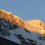 ein neuer Tag bricht an. Das Breithorn färbt sich rot