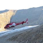 über unsere Köpfe fliegt ein Helikopter ins Tal hinunter