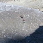 vor uns sind Bergsteiger auf dem Grenzgletscher