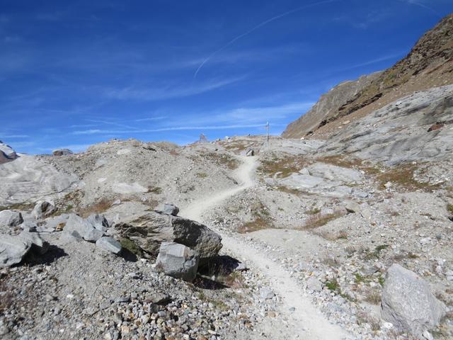 auf gutem Wanderweg geht es nun Richtung Weggabelung Punkt 2695 m.ü.M.