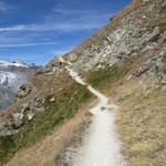 auf nun breitem und gut begehbaren Höhenweg wandern wir nun leicht ansteigend Talauswärts