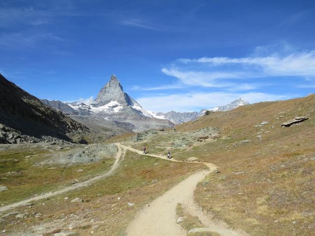 mit Blick aufs Matterhorn geht unsere Wanderung weiter
