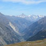 Blick ins Mattertal. Gut ersichtlich der Bergrutsch beim Weisshorn